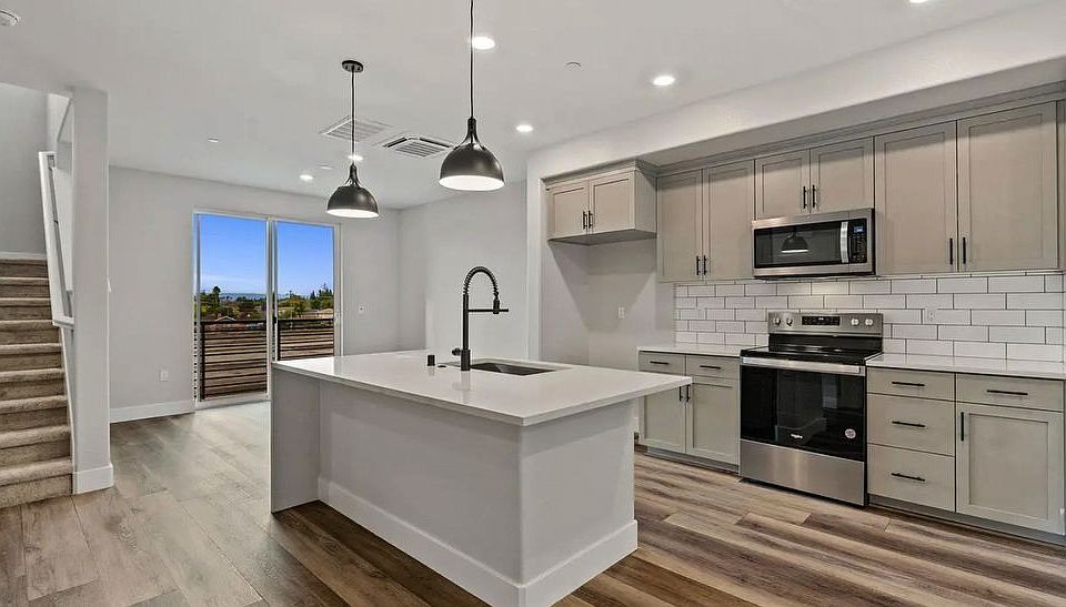 1st image of 572 Yale Dr #1