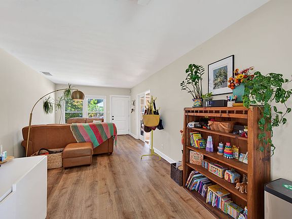 5th image of 3709 52nd St