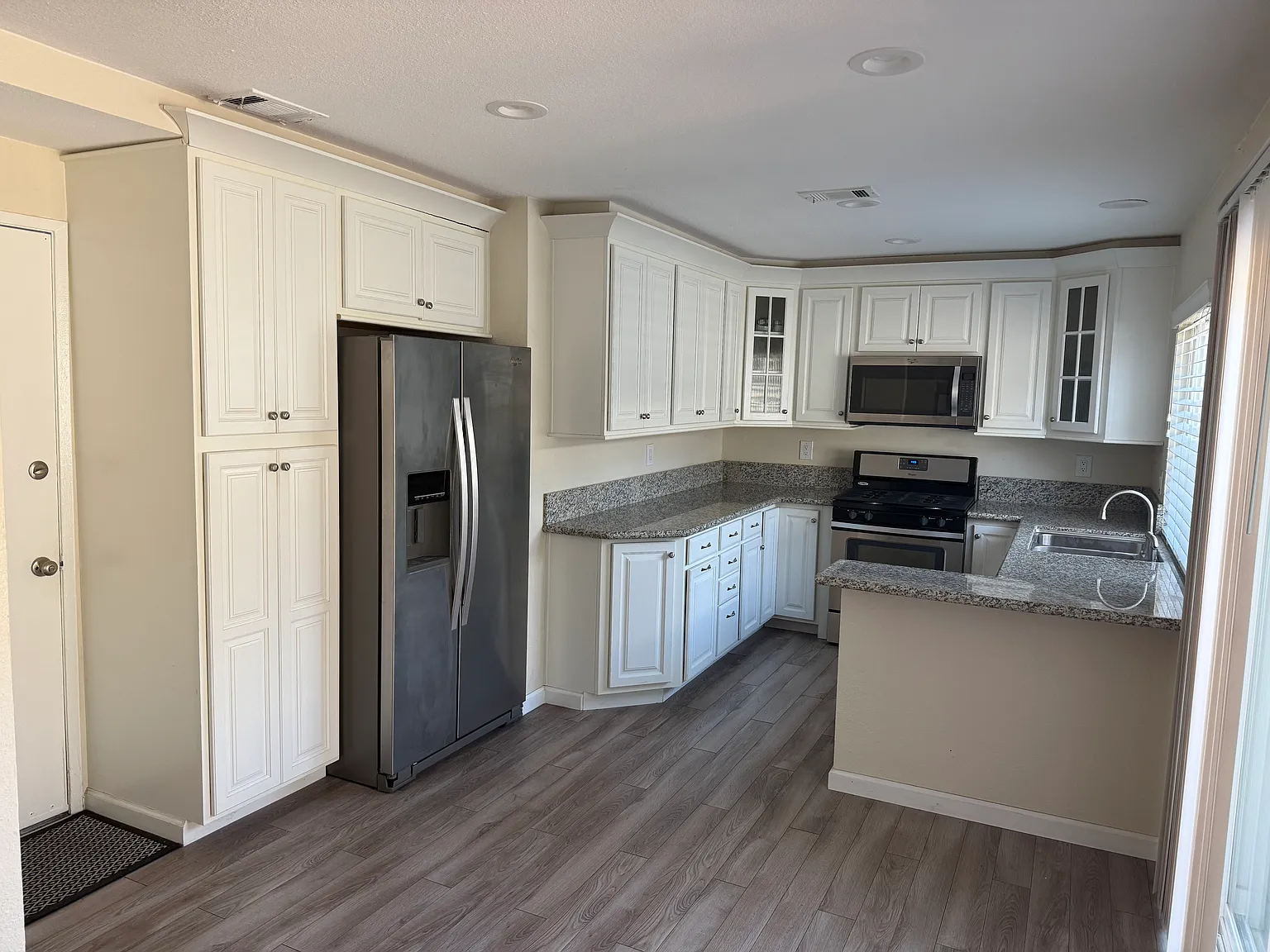 3 bed, 1670 sqft, $3,700 — Photo 2