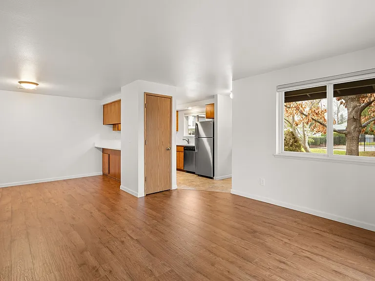 Talent Parkside Apartments — Photo 35