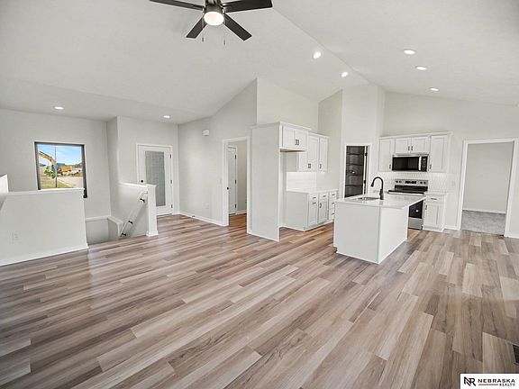 2nd image of 901 W El Alameda St