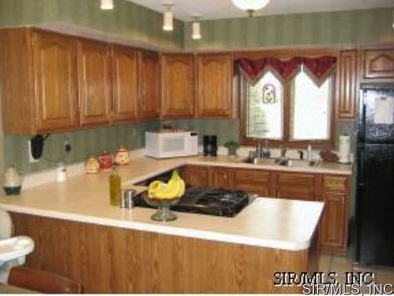 Breakfast Bar  Oak Cabinets