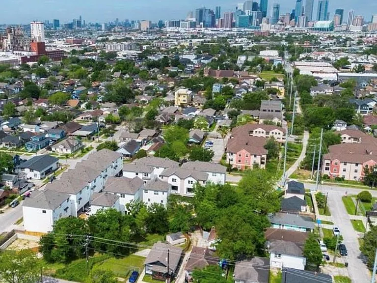 131 Eastwood St — Photo 3