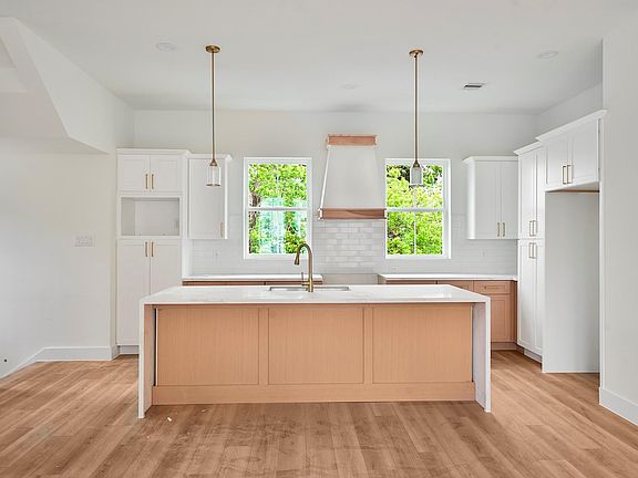 5th image of 1106 Weiss St