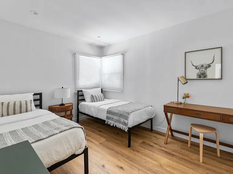 Third bedroom with two twin beds