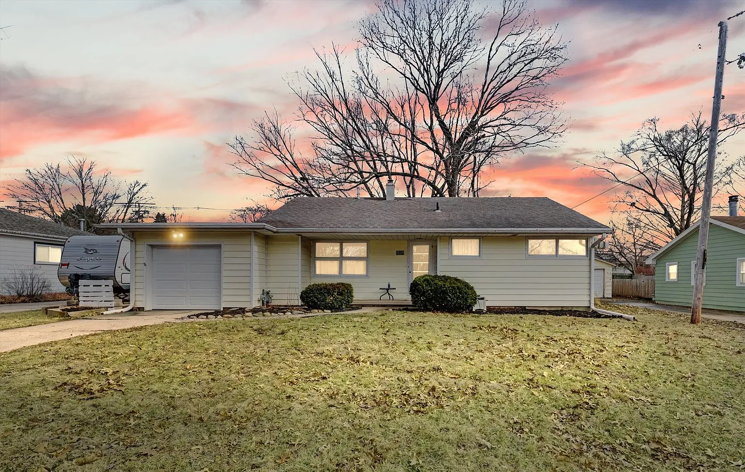 1104 Cambridge Dr photo 1