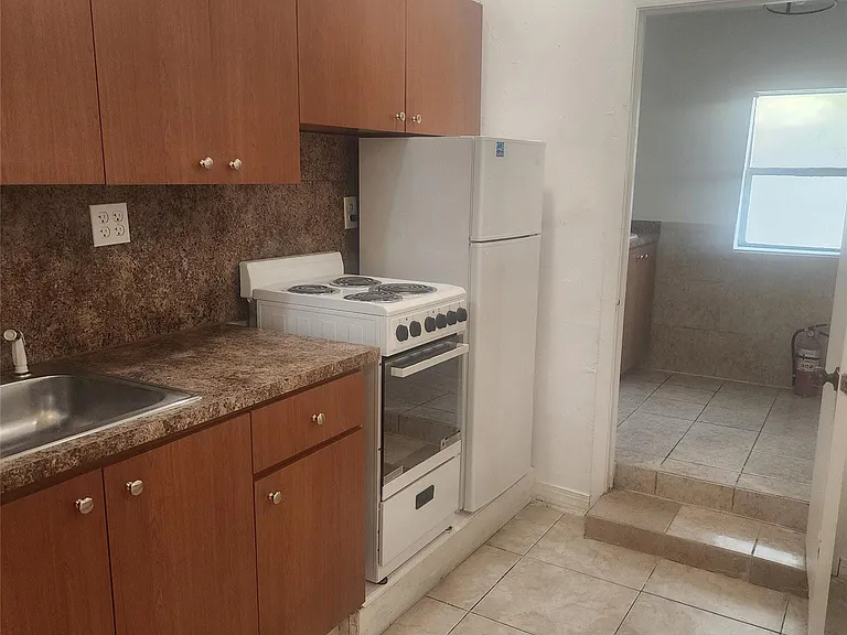 7800 SW 9th St — Photo 5