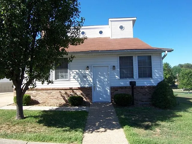 907 W 7th St photo 1