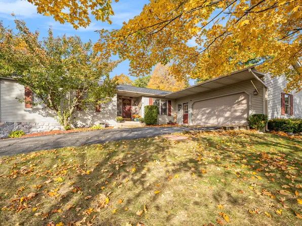 701 Concord Dr, Lawton, MI 49065