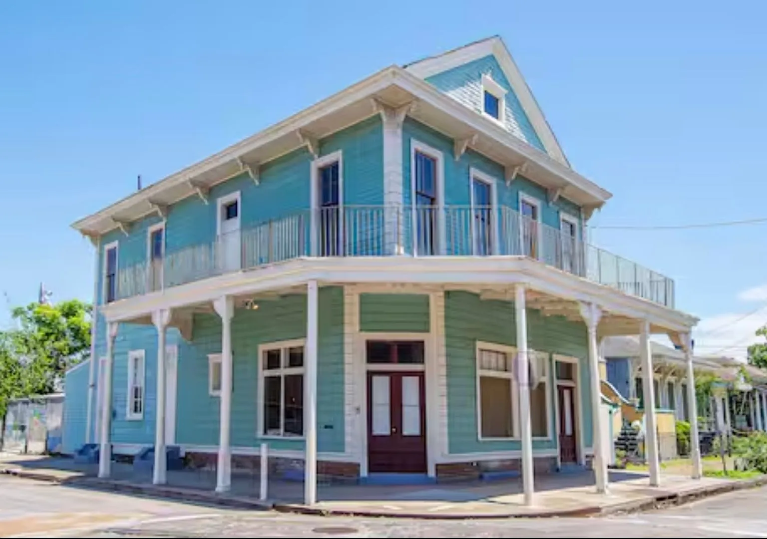 Historic, Renovated 3BR with Wrap-Around Balcony Near St. Charles — Photo 1
