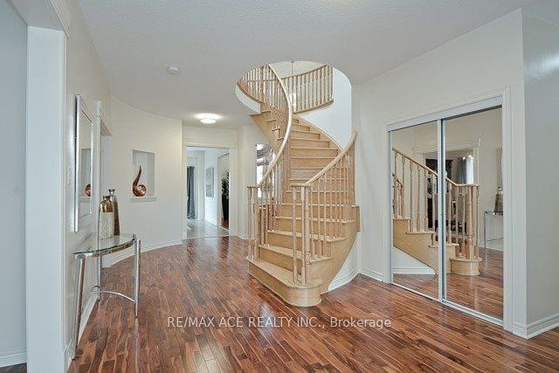 Ajax House for rent - 4 Bedrooms — photo 2
