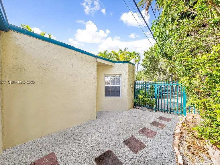 1840 Tigertail Ave — Photo 29