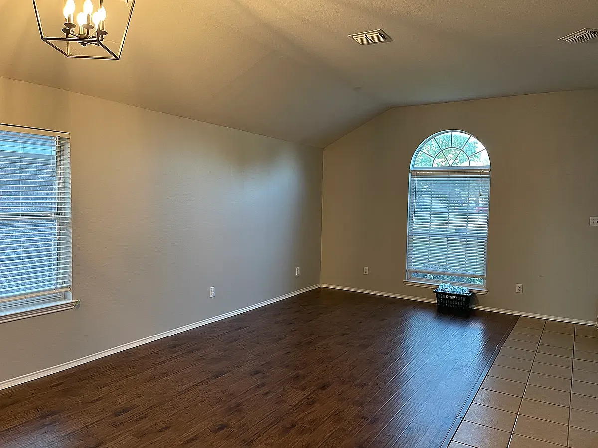 3 bed, 1955 sqft, $2,300 — Photo 4