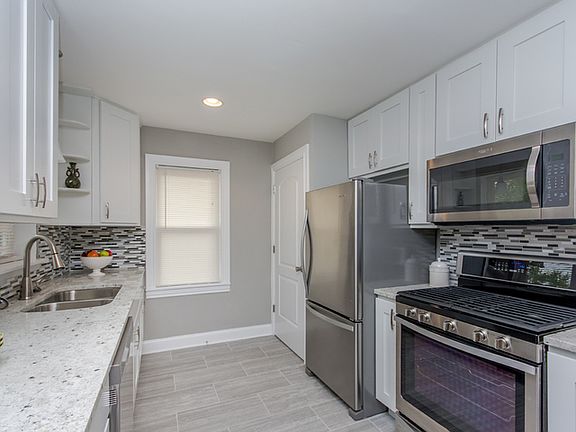 2nd image of 15463 Champlain Ave