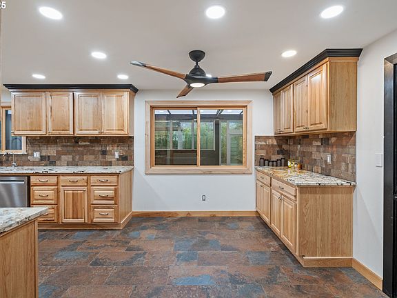 4th image of 1418 SE 188th Ave