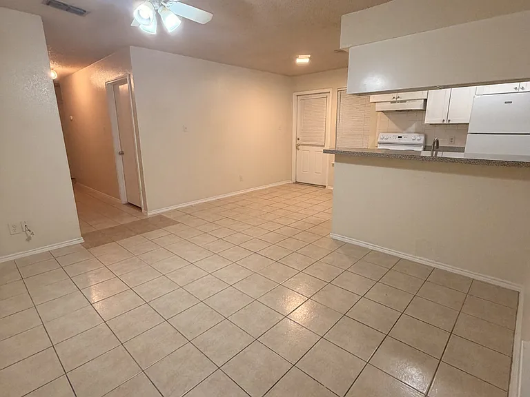 810 W Olmos Dr — Photo 5