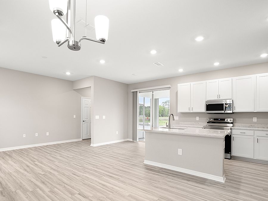 Move-in ready bungalow in St. Cloud, FL, with 3 bedrooms, a den, and a loft!