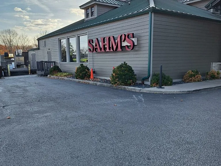 RESTAURANT ON SITE. REGULAR MEET AND GREET FESTIVITIES.