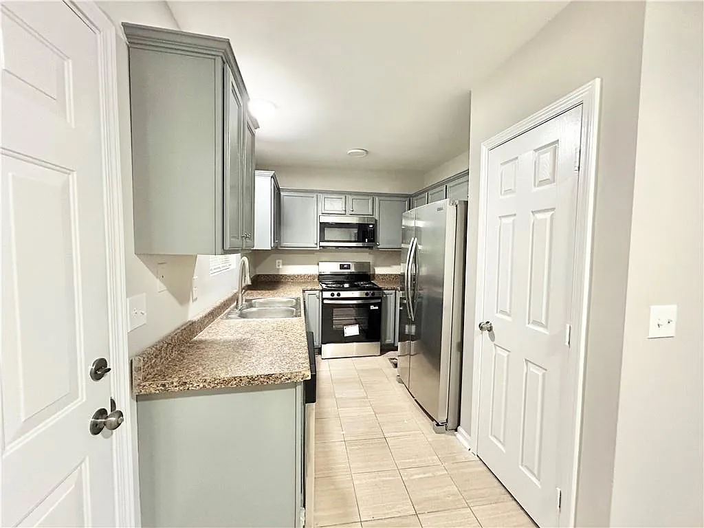 4 bed, 3.0 bath, $1,475 — Photo 2