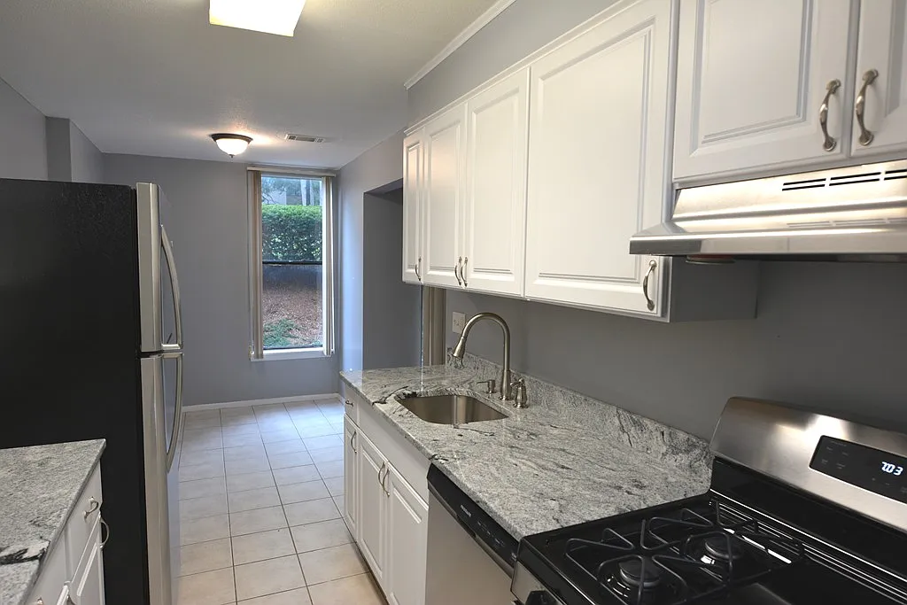 2 bed, 1.5 bath, 925 sqft, $2,100 — Photo 4
