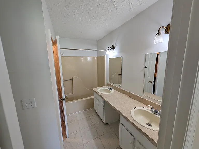 102 Post Oak Rd — Photo 30
