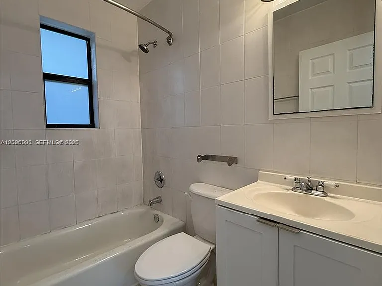 421 SW 6th St #7 — Photo 7