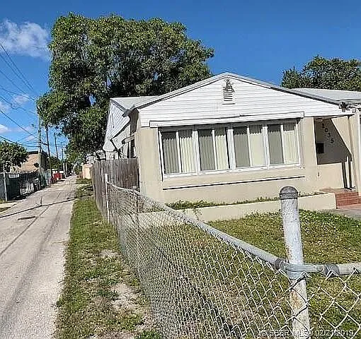 2035 Rodman St — Photo 8