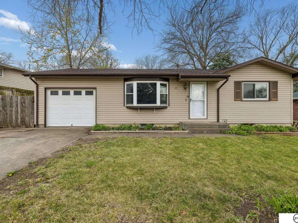 261 E Cherrywood Dr, Lincoln, NE 68510