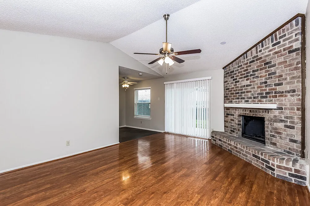 3 bed, 2.0 bath, 1301 sqft, $1,945 — Photo 4