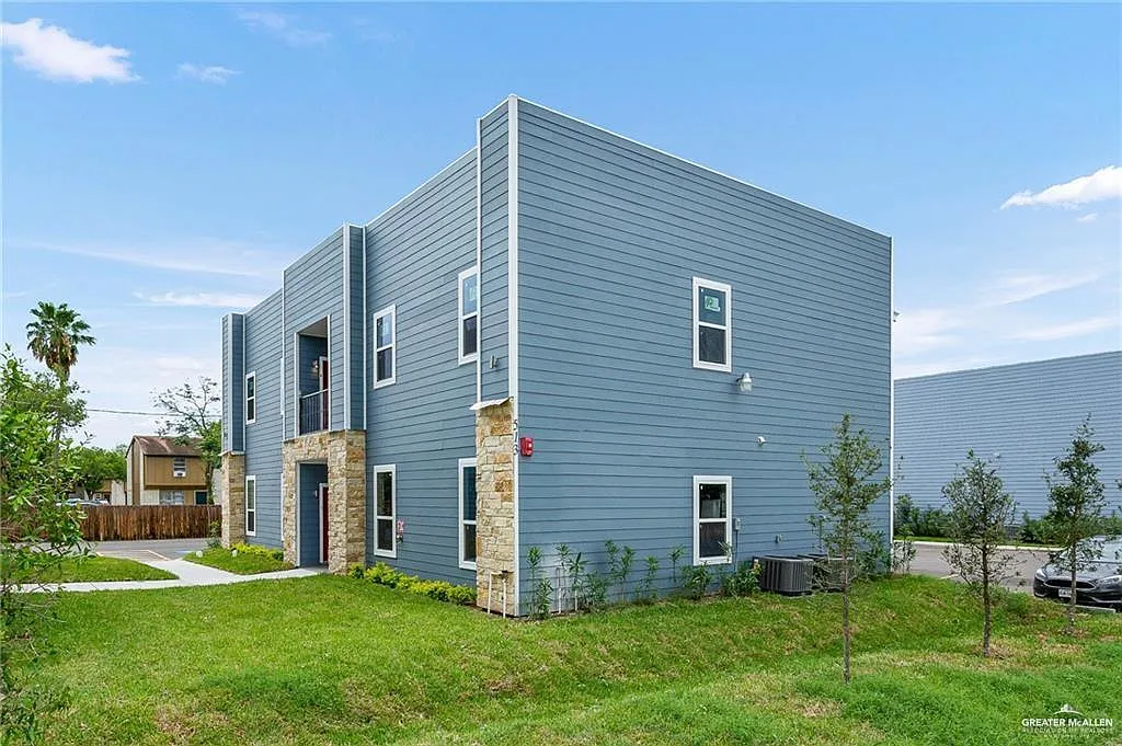 2 bed, 2.0 bath, 999 sqft, $1,045 — Photo 1