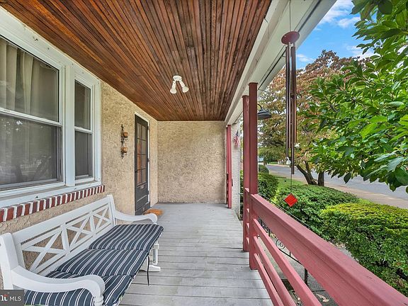 5th image of 210 E Howard St
