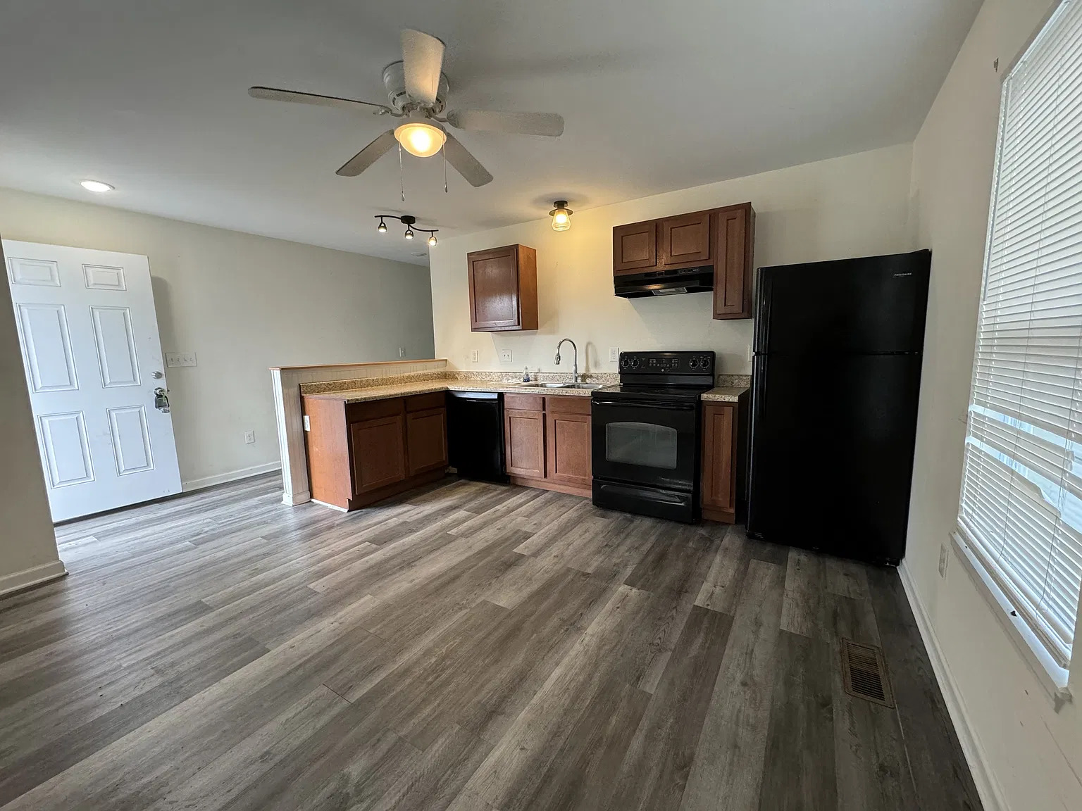 609 N 8th St - B — Photo 2