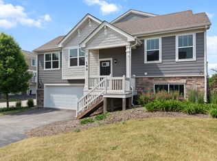 190 Goldenrod Dr, Elgin, IL 60124