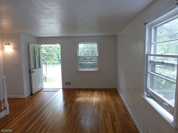 4th image of 7 Babcock Pl