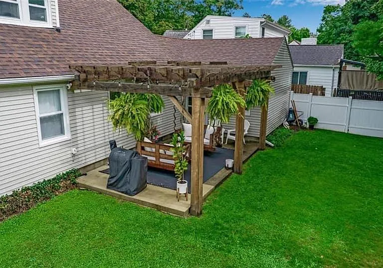 265 Perry St — Photo 3