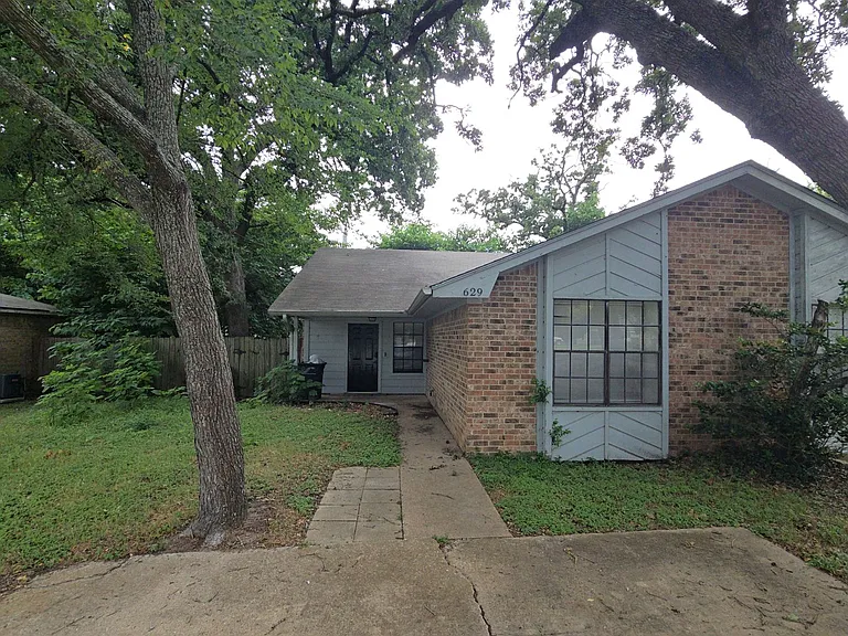 629 W Ridge Dr — Photo 2