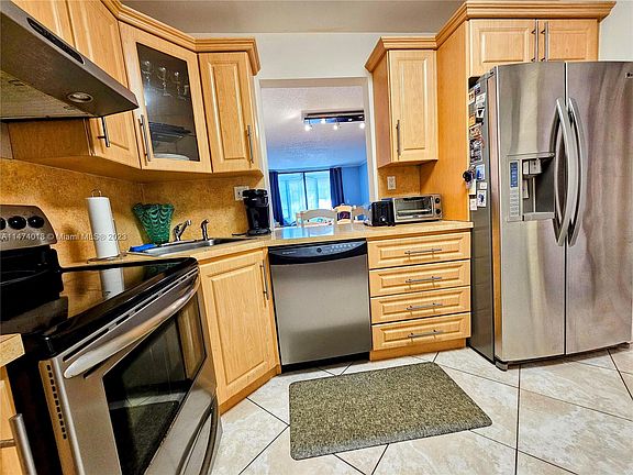 2nd image of 2850 Somerset Dr APT 214L