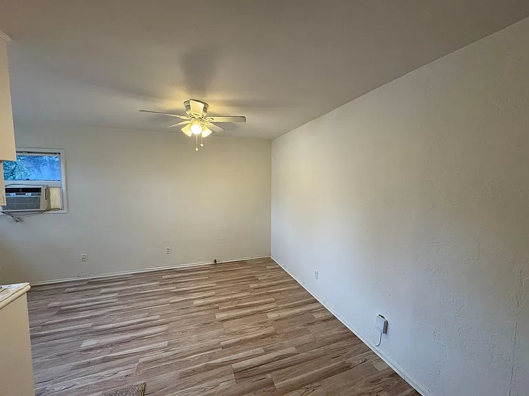 Manzanita Dr — Photo 7