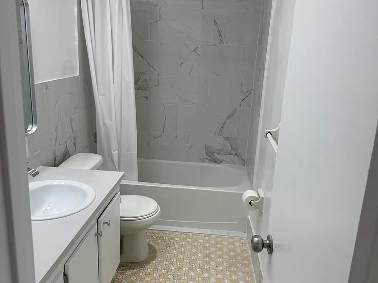 1400 NE 55th St #206 — Photo 18
