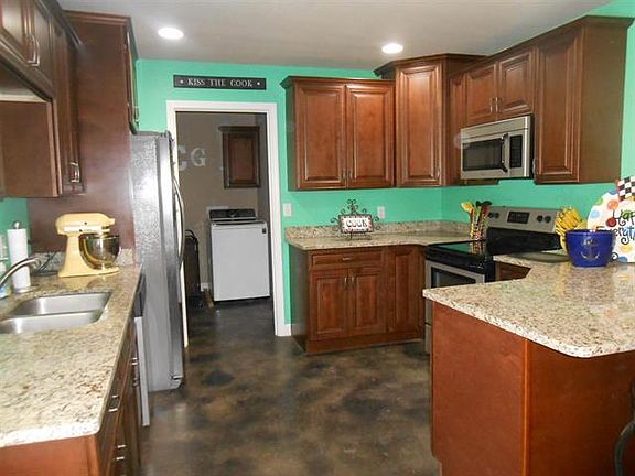 Kitchen (now painted neutral color)