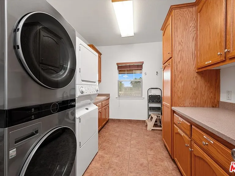 220 Hans Pl — Photo 21