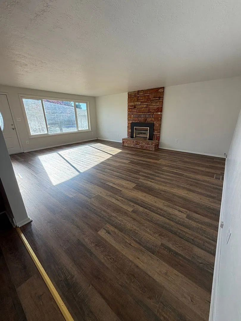 Newly Renovated 3 Bedroom, 2 Bathroom Home - Located near Sky Lakes and Oregon Tech! — Photo 2