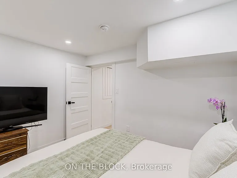 34 Henley Cres #LOWER — Photo 14