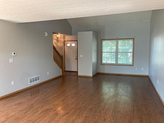 4th image of 483 Yale Cir