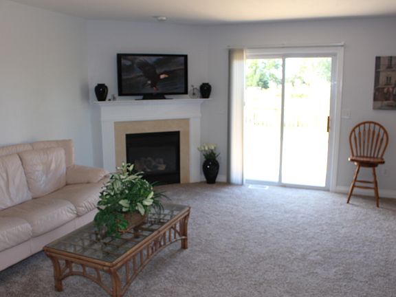 Family room w/ Fireplace