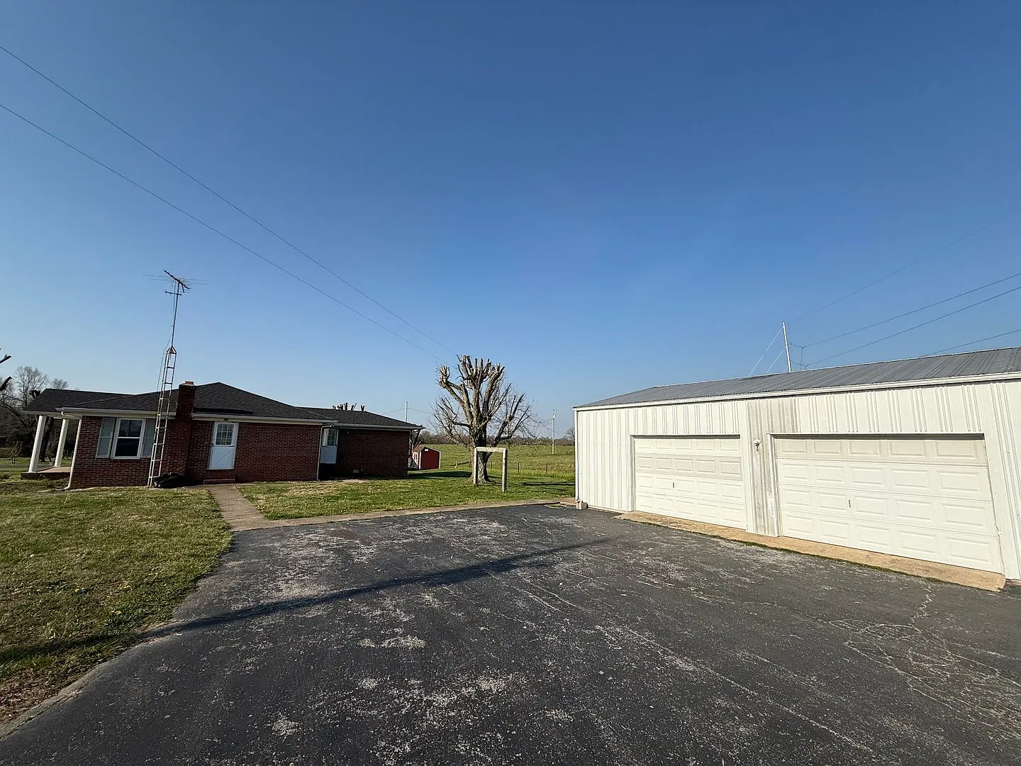 3 Bed/2 Bad House with detached 2 car garage/shop — Photo 2