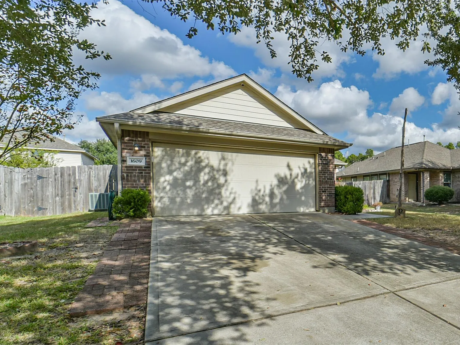 3 bed, 2.0 bath, 1240 sqft, $1,700 — Photo 2