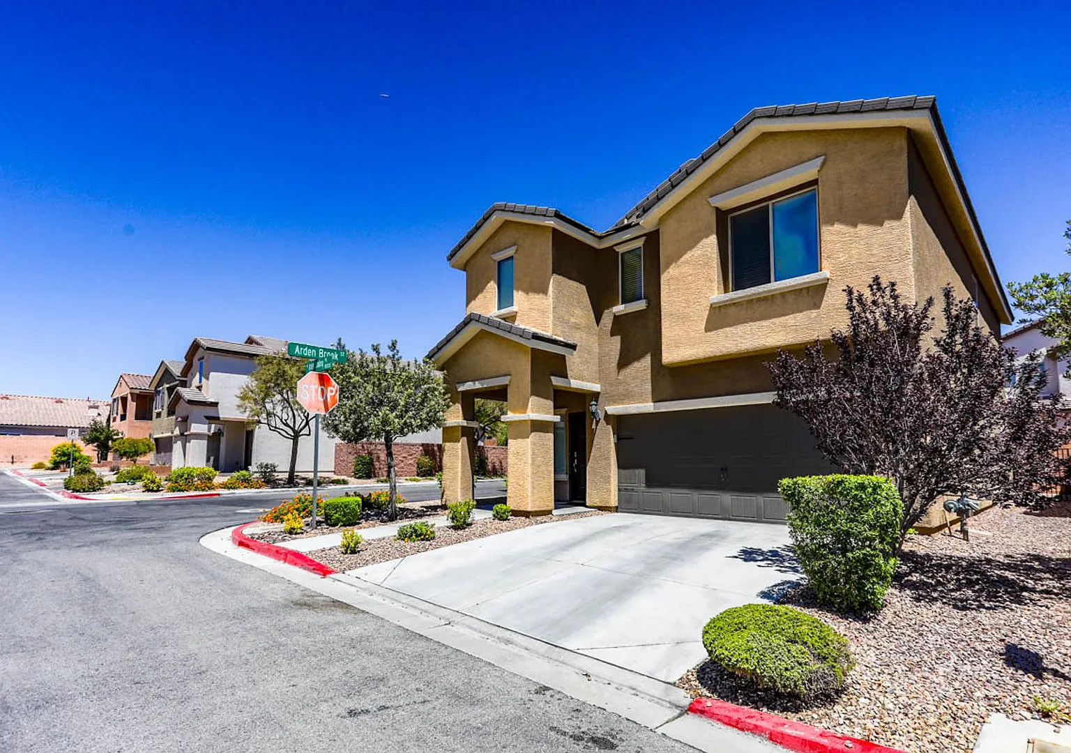 3 Bed, Den and Loft West Las Vegas Beauty — Photo 3
