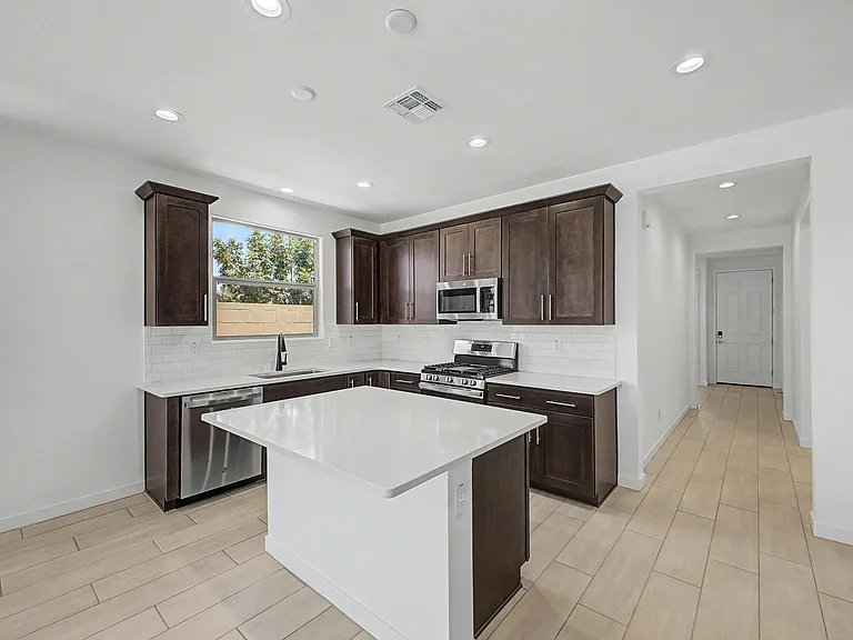 5330 W Harmont Dr — Photo 6