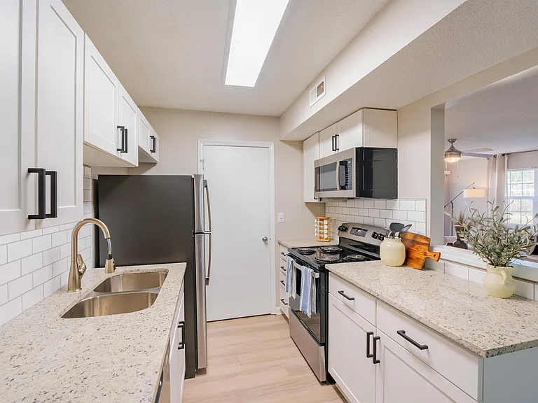 1000 Woodbrook Pl NE — Photo 1
